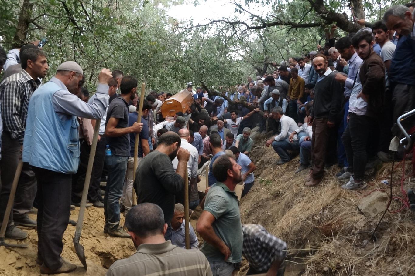 Bitlis'teki kazada hayatını kaybedenler toprağa verildi